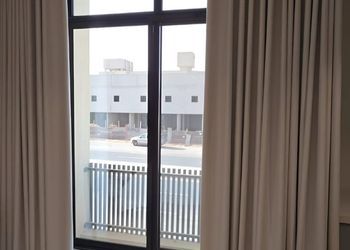 استديو بأثاث مريح وبسيط 