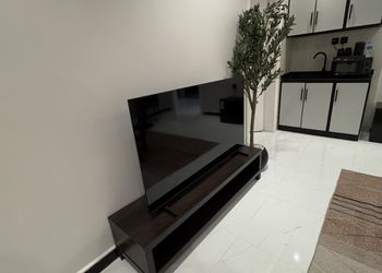 شقة بغرفة معيشة وغرفة نوم 