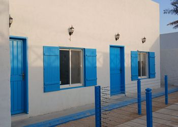 شاليه بمسطح اخضر وجلسة خارجية 