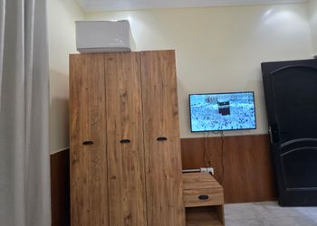 استديو بأثاث مريح وبسيط 