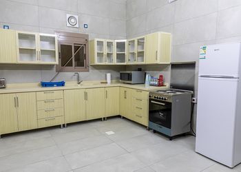 شقة بجلسة خارجية وثلاث غرف نوم 