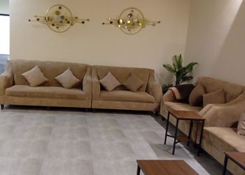 شاليه بمسطح اخضر وجلسة خارجيه