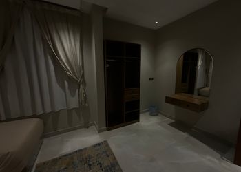 شقة بغرفة معيشة وغرفتين نوم
