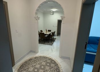 شقة بغرفتين نوم وصالة ومجلس