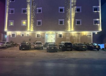 شقة بغرفة معيشة وغرفة نوم 