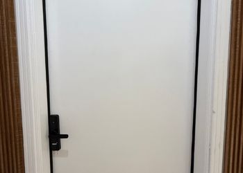 استديو بسرير ماستر وجلسة مريحة 