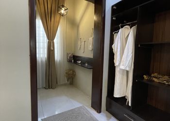 شاليه بصالة مطلة على المسبح