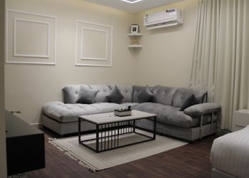 استديو بسرير ماستر وجلسة مريحة 
