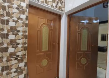 شقة واسعة بصالة وثلاث غرف نوم 