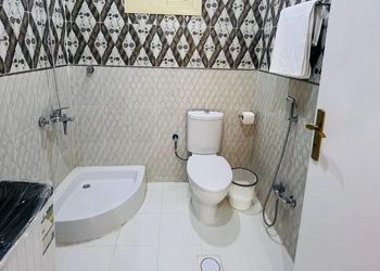 شقة بصالة وثلاث غرف نوم 