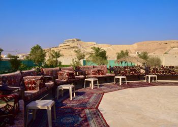 استراحة بجلسة خارجية ومسطح اخضر