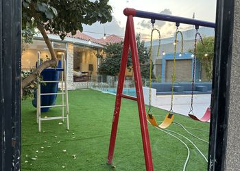 شاليه بألعاب أطفال ومسبح