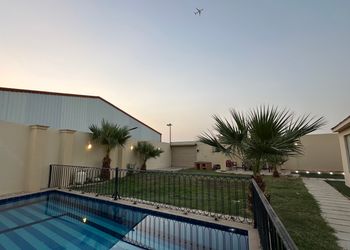 شاليه بمسبح وجلسة خارجية