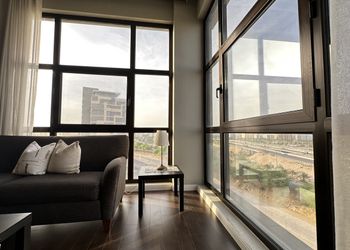 شقة بصاله بإطلاله على المدينة