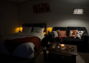 استديو بسرير ماستر وجلسه جانبيه