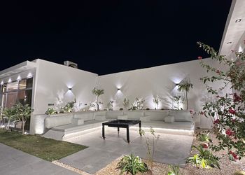 شاليه بجلسة تطل على مسبح خارجي 