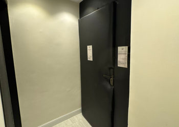 استديو بأثاث مريح وبسيط 