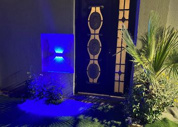 شاليه بمسبح خارجي ومسطح اخضر