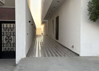 شقة بغرفة معيشة وغرفتين نوم 