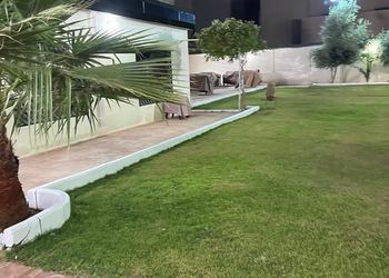 استراحة بمجالس واسعة ومسطح اخضر 