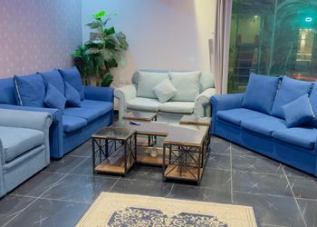 شاليه بجلسة خارجية ومسطح اخضر