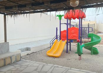 استراحة بألعاب أطفال وملعب كرة 
