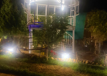 مزرعة بمسطح اخضر وجلسات خارجية 