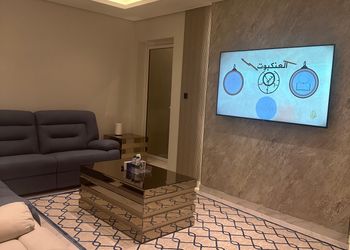 شقة بصالة وثلاث غرف نوم 