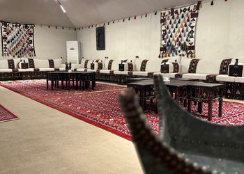 استراحة بجلسات خارجية ومسطح اخضر