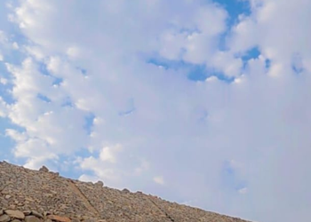 شاليه بجلسة تطل على مسبح خارجي 