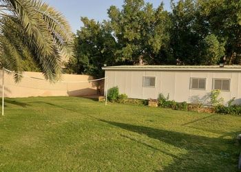 مزرعة بمسطح اخضر و مسبح