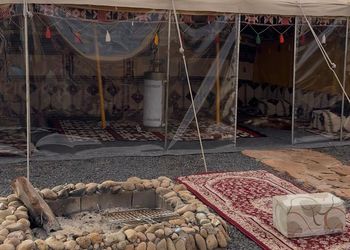 استراحة بمسطح اخضر وجلسة خارجية