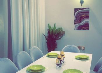 شاليه بمسطح اخضر ومسبح 