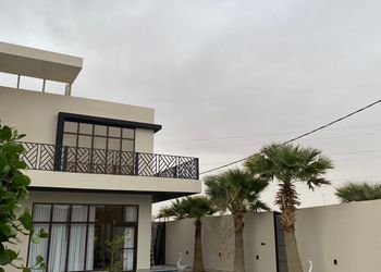 شاليه بمسطح اخضر ومسبح