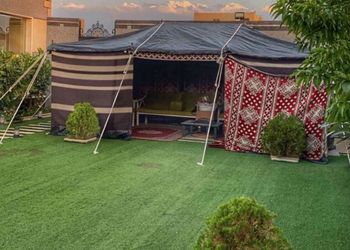 شاليه بجلسة تطل على مسبح خارجي 