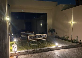 شقة بصالة مريحة وجلسة خارجية 