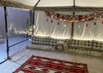 شاليه بمسطح اخضر ومسبح 