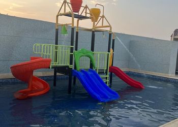 استراحة بألعاب أطفال وملعب كرة 