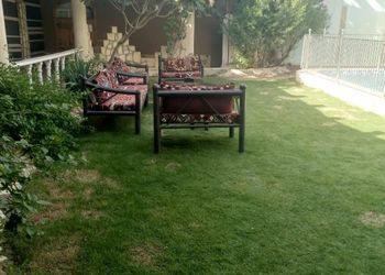 شاليه بمسطح اخضر وجلسة خارجية 