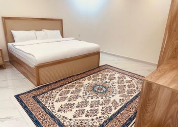 شقة بصالة جلوس وثلاث غرف نوم 