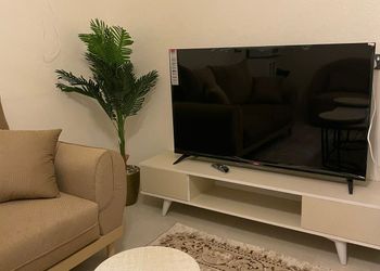 شقة بصالة مريحة وغرفة نوم 