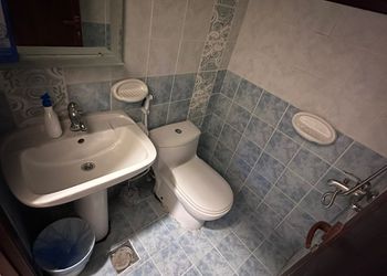 استديو بأثاث مريح وبسيط 