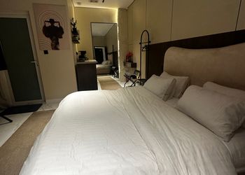 استديو بسرير ماستر وجلسه جانبيه