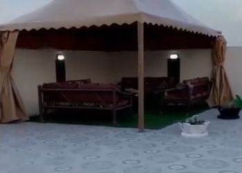 شاليه بجلسة خارجية ومسطح اخضر