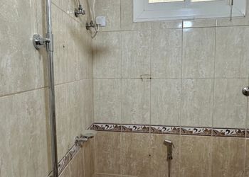 شقة بصالة جلوس وثلاث غرف نوم 