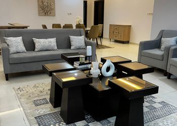 شاليه بجلسة خارجية ومسطح اخضر