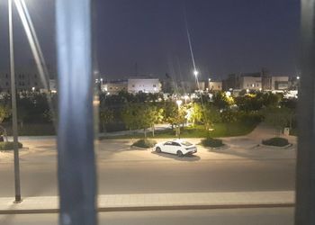 شقة بصالة مريحة وثلاث غرف نوم 