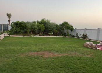 استراحة بمسطح اخضر وجلسه خارجيه