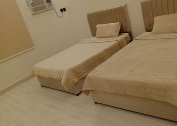 شقة بغرفة معيشة وغرفتين نوم 