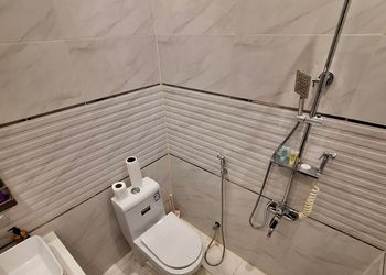 شاليه بجلسة خارجية ومسطح اخضر